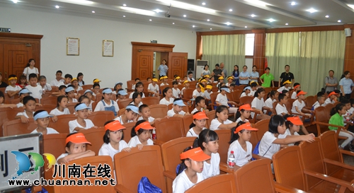 法制洗礼！90名小记者到江阳区法院当“法官”(图3)