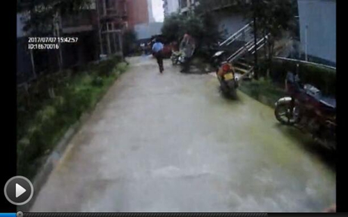 女子抱孩子要跳楼！宜宾民警一分钟生死救援(图1)