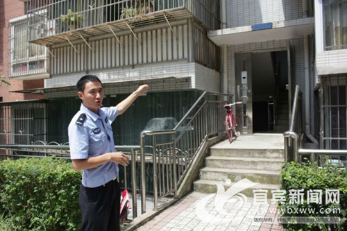 女子抱孩子要跳楼！宜宾民警一分钟生死救援(图3)