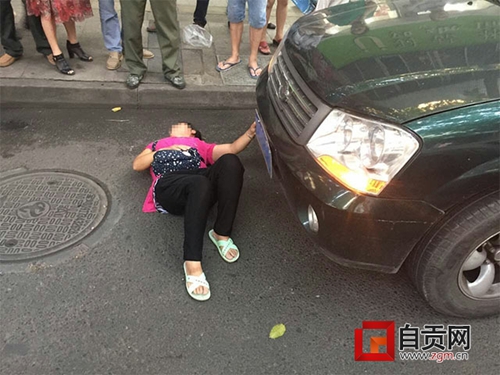 自贡一妇女撒泼躺地拦车咬警察&nbsp;一家四口被拘(图1)