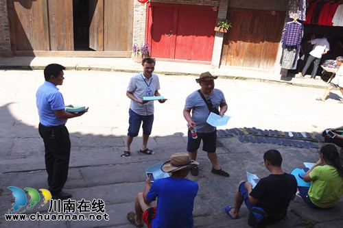 合江县尧坝镇开展法治禁毒防邪宣传活动(图1) 合江县尧坝镇开展法治禁毒防邪宣传活动(图1)