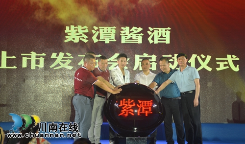 4万!容中尔甲和海鸣威联合签名潭酒拍出高价(图1) 4万!容中尔甲和海鸣威联合签名潭酒拍出高价(图1)