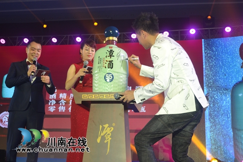 4万!容中尔甲和海鸣威联合签名潭酒拍出高价(图10) 4万!容中尔甲和海鸣威联合签名潭酒拍出高价(图10)