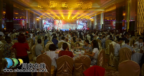 4万!容中尔甲和海鸣威联合签名潭酒拍出高价(图15) 4万!容中尔甲和海鸣威联合签名潭酒拍出高价(图15)