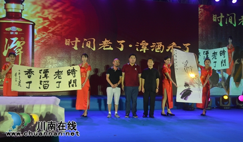 4万!容中尔甲和海鸣威联合签名潭酒拍出高价(图14) 4万!容中尔甲和海鸣威联合签名潭酒拍出高价(图14)