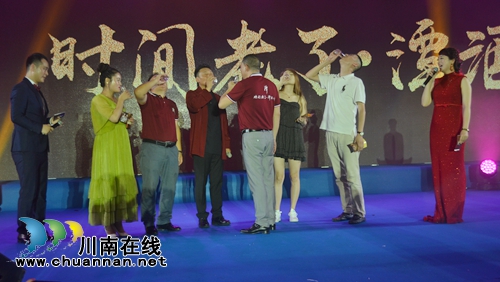 4万!容中尔甲和海鸣威联合签名潭酒拍出高价(图13) 4万!容中尔甲和海鸣威联合签名潭酒拍出高价(图13)
