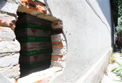 凿壁偷光变偷奶&nbsp;四川一盗贼破墙盗走多箱牛奶(图1)