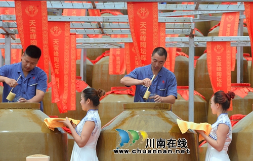 泸州古蔺将建全球储酒规模最大露天陶坛酒库(图2) 泸州古蔺将建全球储酒规模最大露天陶坛酒库(图2)