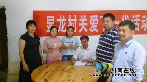 合江县自怀镇关工委慰问双胞胎孤儿(图2)