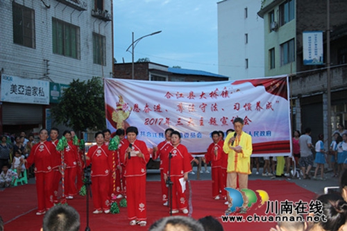 合江县大桥镇：晚会式宣讲让主题教育入脑入心(图1)