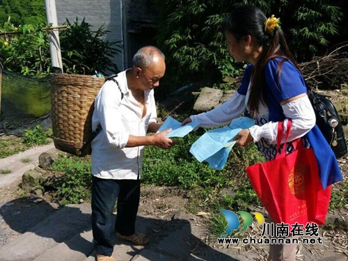 龙马潭区特兴镇：村社干部齐上阵&nbsp;助力整治“微腐败”工作(图1)