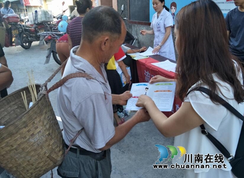 龙马潭区特兴镇：村社干部齐上阵&nbsp;助力整治“微腐败”工作(图2)