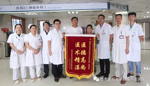 重庆老人深夜车祸,泸州医生作战4小时救回(图1) 重庆老人深夜车祸,泸州医生作战4小时救回(图1)