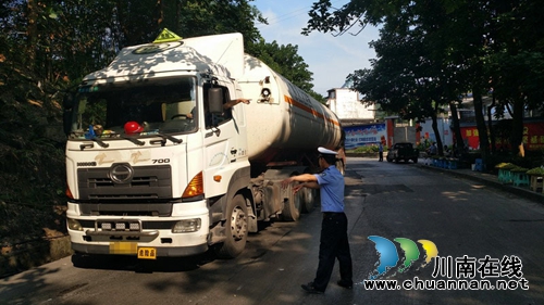 宜宾筠连县交警大队强化危险化学品运输交通安全管理(图1)