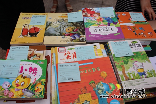 泸州华阳街道：康乐社区开展全民阅读·文明共享捐书活动(图1)