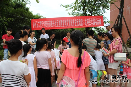 泸州华阳街道：康乐社区开展全民阅读·文明共享捐书活动(图2)