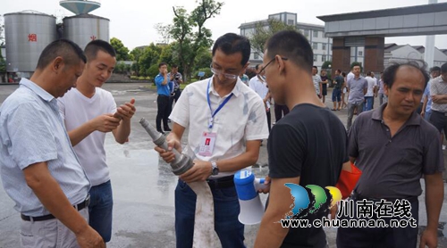 泸县酒类行业火灾、突发事故营救演练在立石镇举行(图1)