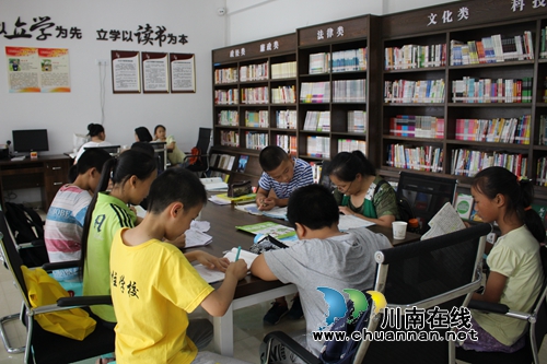 泸县老干部积极响应号召助力脱贫攻坚(图2) 泸县老干部积极响应号召助力脱贫攻坚(图2)