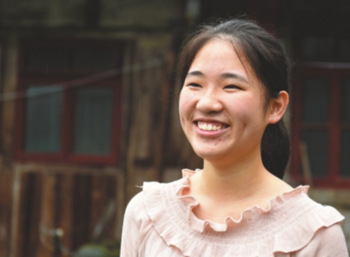 妈妈走了爸爸病了&nbsp;宜宾三女逆境成长考上大学(图1)
