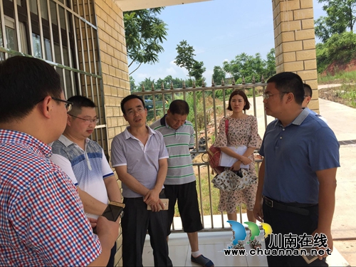 宜宾南溪区委常委、统战部部长曾雄带队督查汪家镇河长制工作(图1)