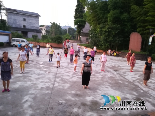 合江县自怀镇“天池碧苑”乡村也兴“广场舞”(图3) 合江县自怀镇“天池碧苑”乡村也兴“广场舞”(图3)