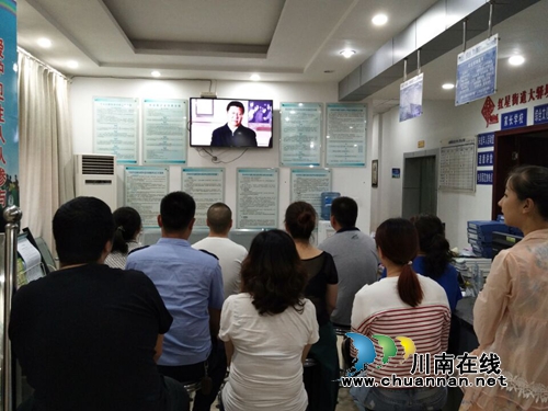 龙马潭红星街道组织干群收看《将改革进行到底》(图2) 龙马潭红星街道组织干群收看《将改革进行到底》(图2)