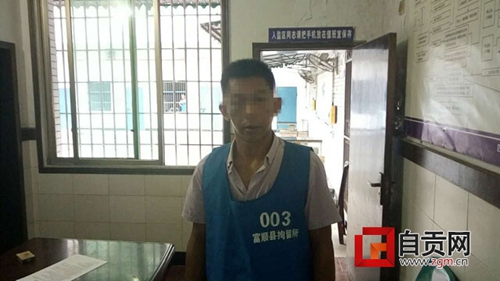 自贡男子无证驾车 猛打方向盘撞伤交警逃逸(图2) 自贡男子无证驾车 猛打方向盘撞伤交警逃逸(图2)