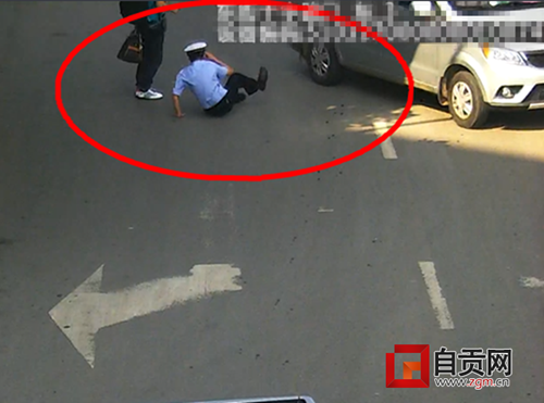 自贡男子无证驾车 猛打方向盘撞伤交警逃逸(图1) 自贡男子无证驾车 猛打方向盘撞伤交警逃逸(图1)