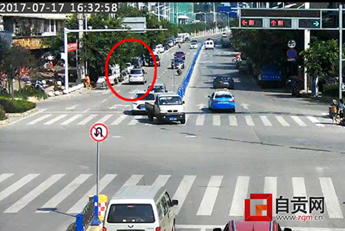 自贡男子无证驾车 猛打方向盘撞伤交警逃逸(图3) 自贡男子无证驾车 猛打方向盘撞伤交警逃逸(图3)