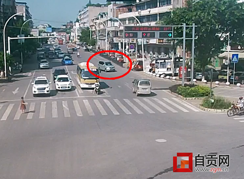 自贡男子无证驾车 猛打方向盘撞伤交警逃逸(图4) 自贡男子无证驾车 猛打方向盘撞伤交警逃逸(图4)