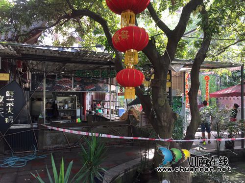 龙马潭：火锅店占道经营&nbsp;200平米违建被拆除(图1)
