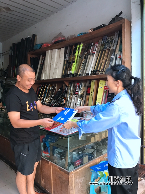 泸县玄滩监管所开展专项治理“微腐败”宣传工作(图1) 泸县玄滩监管所开展专项治理“微腐败”宣传工作(图1)