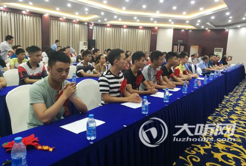 今年 泸州8名学子被录取为空军飞行员(图2) 今年 泸州8名学子被录取为空军飞行员(图2)