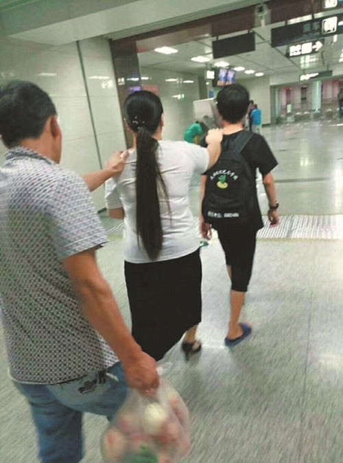 带眼疾父母坐地铁 泸县少年获网友点赞(图1) 带眼疾父母坐地铁 泸县少年获网友点赞(图1)