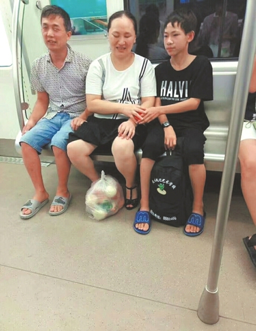 带眼疾父母坐地铁 泸县少年获网友点赞(图2) 带眼疾父母坐地铁 泸县少年获网友点赞(图2)