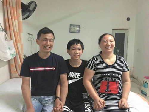 带眼疾父母坐地铁 泸县少年获网友点赞(图3) 带眼疾父母坐地铁 泸县少年获网友点赞(图3)