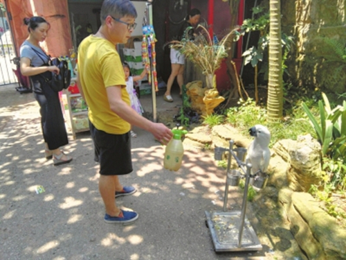 自贡：中伏天气温飙升&nbsp;动物享受“高温补贴”(图1)
