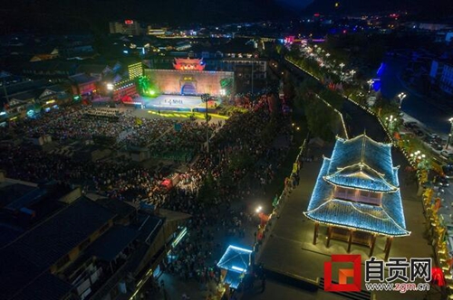自贡彩灯点亮千年古城&nbsp;松潘第二届花灯会启幕(图2)