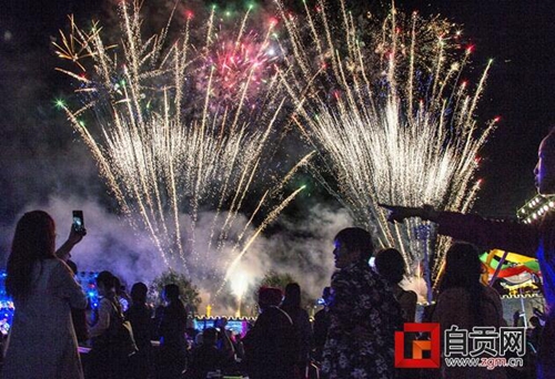 自贡彩灯点亮千年古城&nbsp;松潘第二届花灯会启幕(图1)