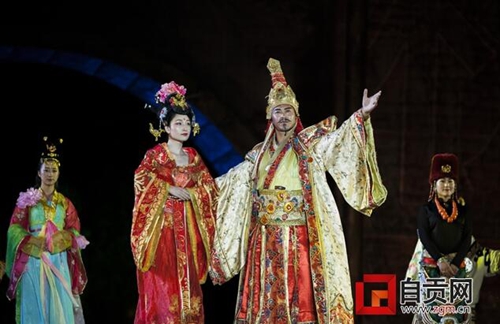 自贡彩灯点亮千年古城&nbsp;松潘第二届花灯会启幕(图4)