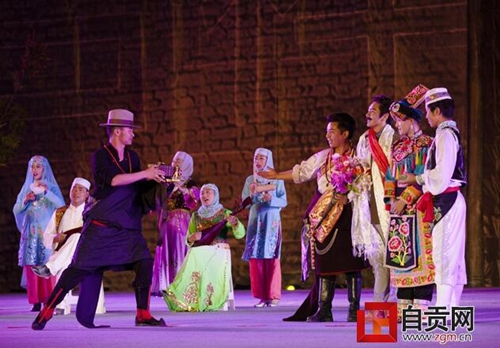 自贡彩灯点亮千年古城&nbsp;松潘第二届花灯会启幕(图3)