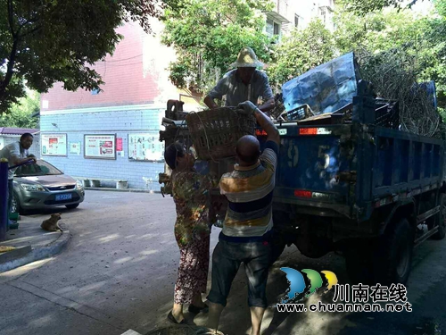 红星街道大驿坝社区清理非物管小区垃圾20吨(图1)