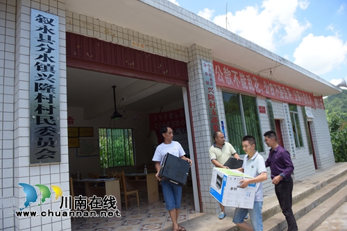 叙永县教育局赠送万元“利器”助力脱贫攻坚(图2) 叙永县教育局赠送万元“利器”助力脱贫攻坚(图2)