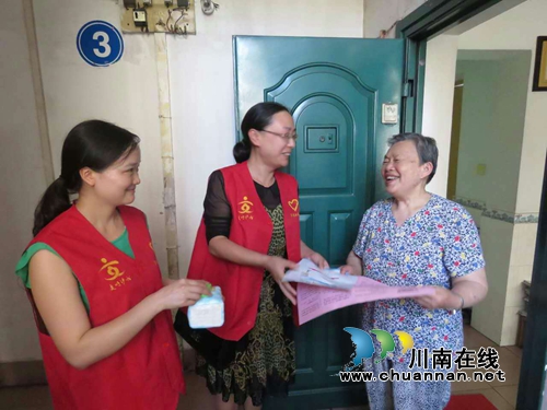 红星街道:“福”字送到家 文明“贴”心中(图2) 红星街道:“福”字送到家 文明“贴”心中(图2)
