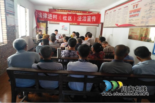 合江县凤鸣司法所加大贫困村法治宣传力度(图1) 合江县凤鸣司法所加大贫困村法治宣传力度(图1)