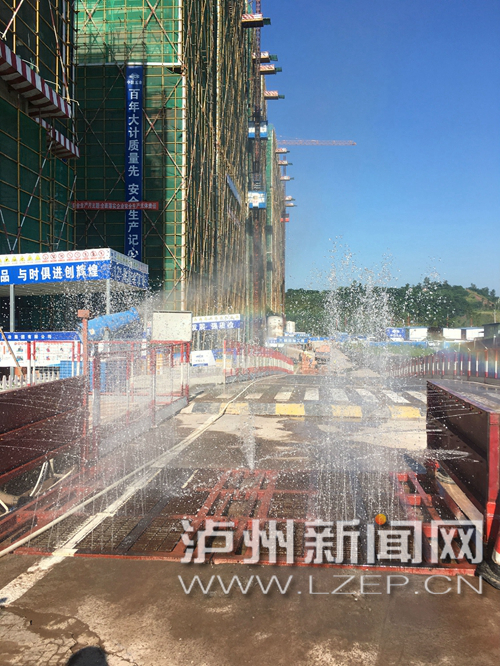 泸州:新式“武器”助阵 工地扬尘无处逃(图2) 泸州:新式“武器”助阵 工地扬尘无处逃(图2)