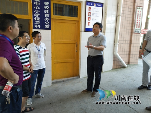泸州市教育局副局长刘晓锋检查百和镇学校安全工作(图2) 泸州市教育局副局长刘晓锋检查百和镇学校安全工作(图2)
