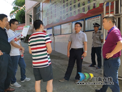 泸州市教育局副局长刘晓锋检查百和镇学校安全工作(图3) 泸州市教育局副局长刘晓锋检查百和镇学校安全工作(图3)