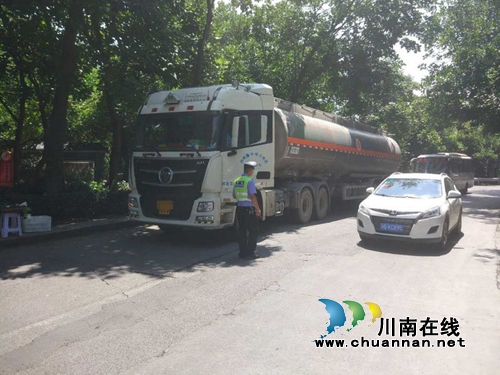 宜宾筠连交警大队开展夏季危险化学品道路运输安全综合治理(图1) 宜宾筠连交警大队开展夏季危险化学品道路运输安全综合治理(图1)