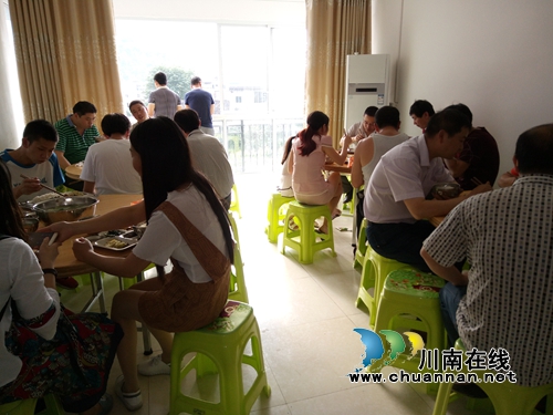 威鑫煤业公司正东职工食堂正式投入运营(图1) 威鑫煤业公司正东职工食堂正式投入运营(图1)